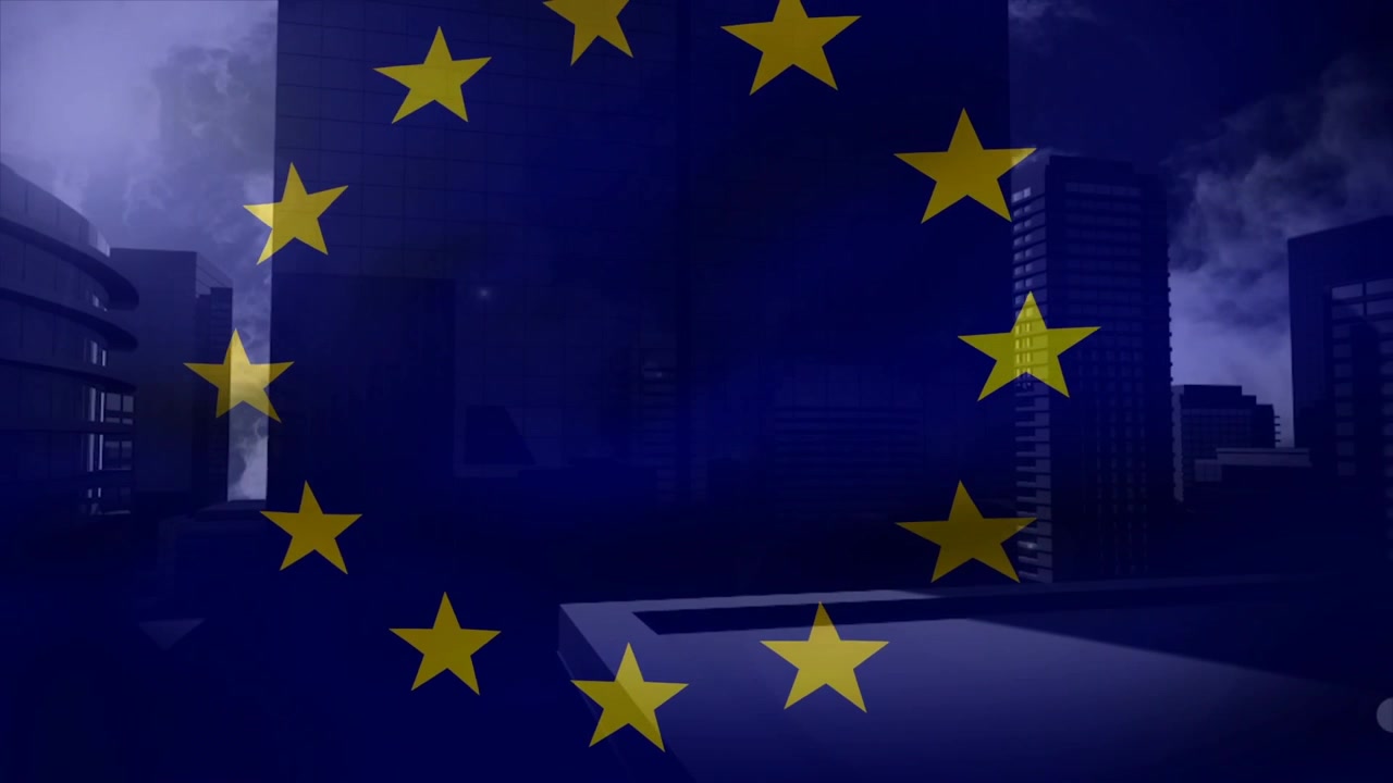 All'inizio, l'emblema dell'UE si sposta verso il basso e si centra, rivelando tetti e bilanciando una bandiera con lo skyline.
