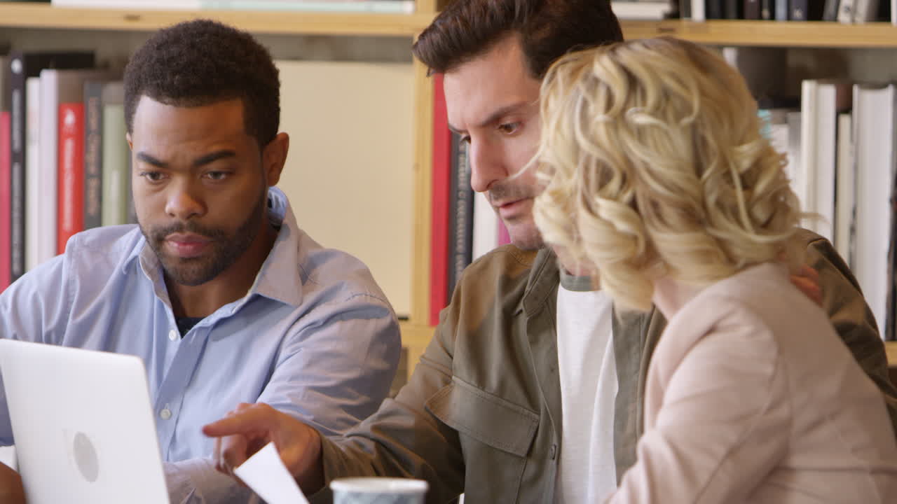 equipo de negocios teniendo una reunión en una oficina ocupada filmado en r3d