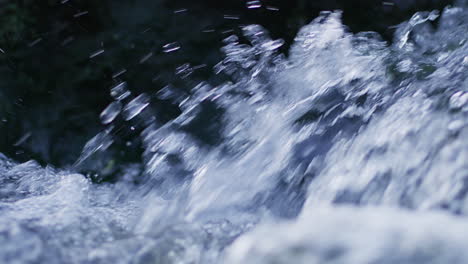 Wasser-Fließt-In-Stromschnellen,-Nahaufnahme-In-Zeitlupe