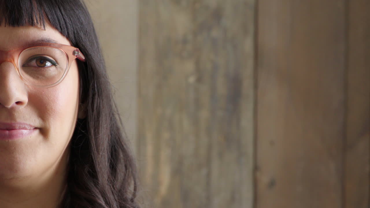 mujer de moda que usa gafas mientras sonríe