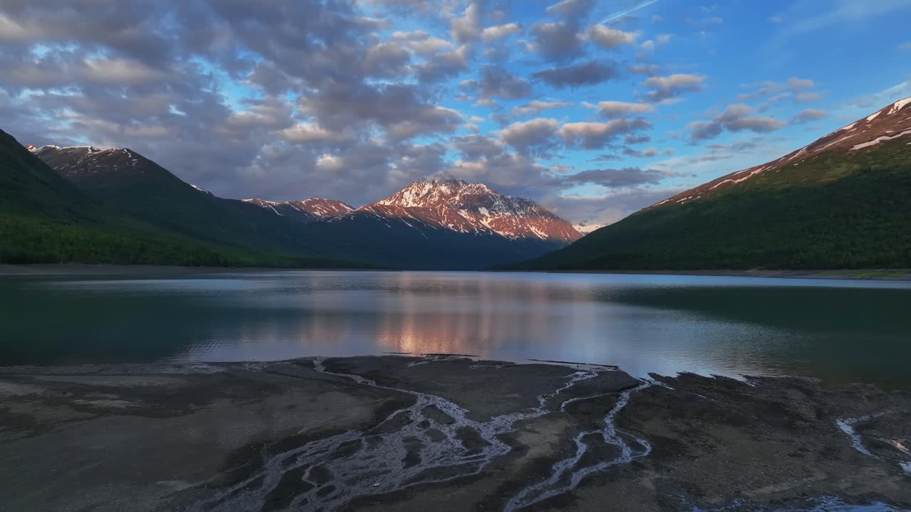 paisaje natural escénico en el lago eklutna en alaska - toma aérea