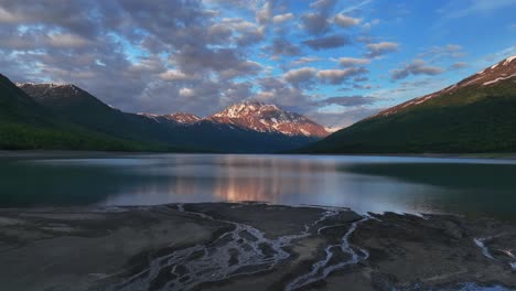 Malerische-Naturlandschaft-Am-Eklutna-see-In-Alaska---Luftaufnahme