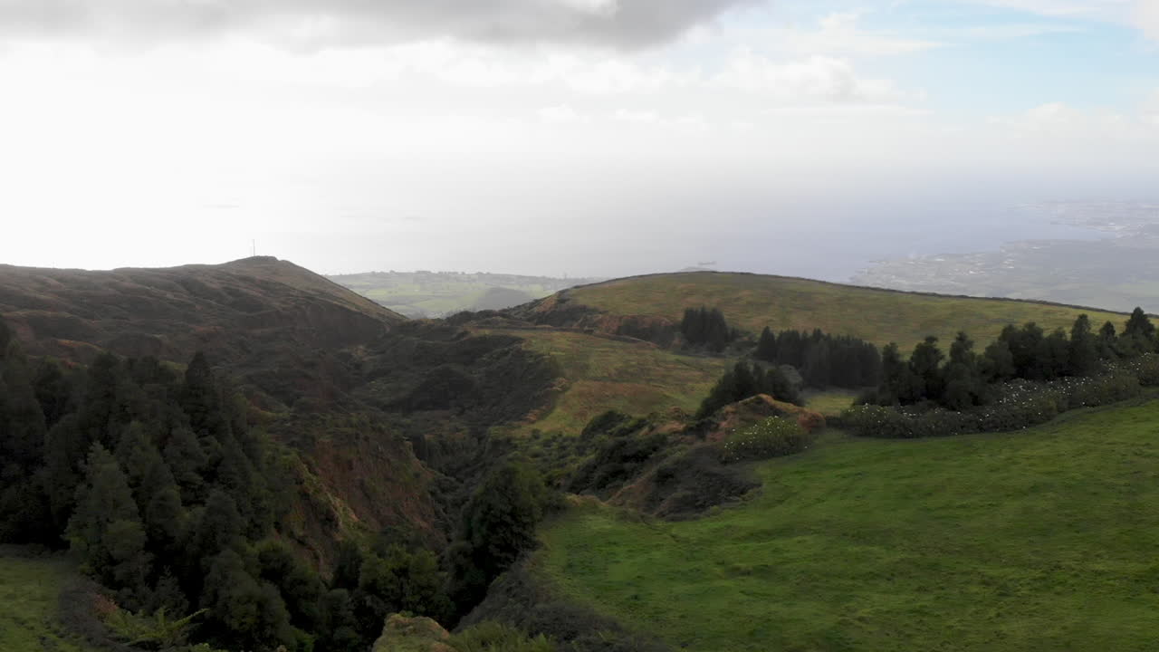 Pemandangan udara kehijauan bak surga di Pulau Azores, Portugal.