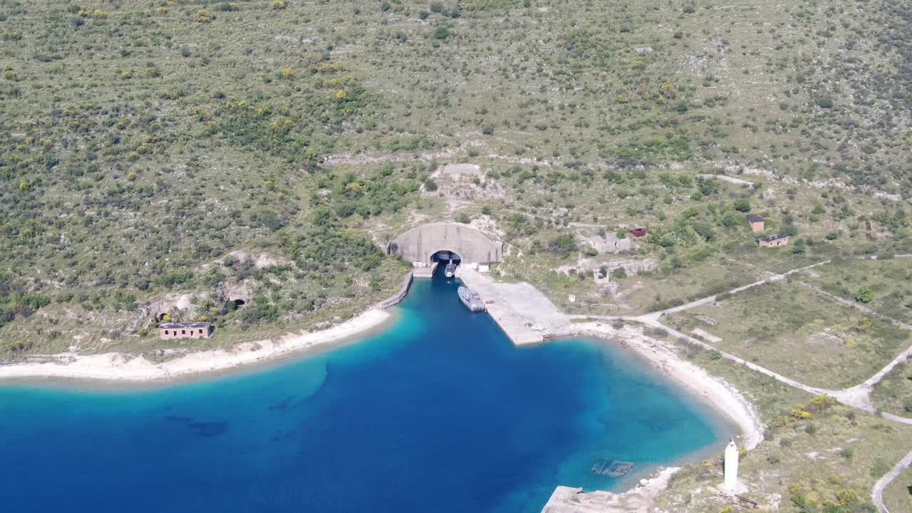 알바니아의 드론 뷰는 선박과 함께 해군 커 앞에서 회전합니다. 은 날 푸른 산과 푸른 바다의 동굴입니다.