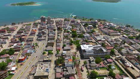 Vista-Aérea-De-La-Ciudad-De-Chichiriviche-Y-Las-Islas-En-El-Estado-Falcón-De-Venezuela.