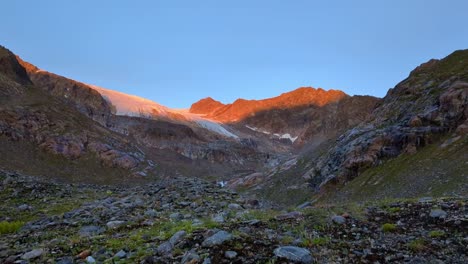 Timelpase-De-Un-Amanecer-Anaranjado-Brillante-En-Una-Remota-Zona-Alta-Alpina-Sobre-Un-Enorme-Glaciar