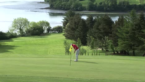 hombre jugando al golf