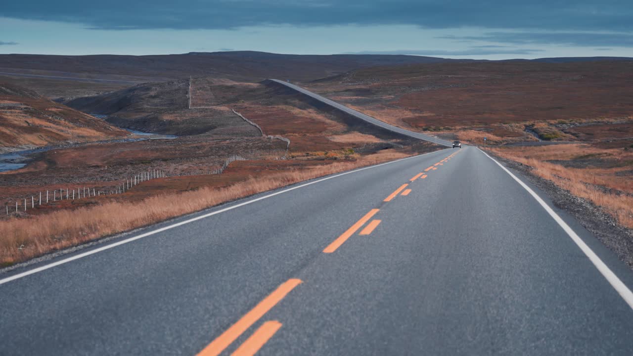 La strada a doppia corsia che attraversa la desolata tundra autunnale