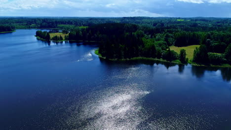 luftflug über ruhigen see mit sonnenreflexion
