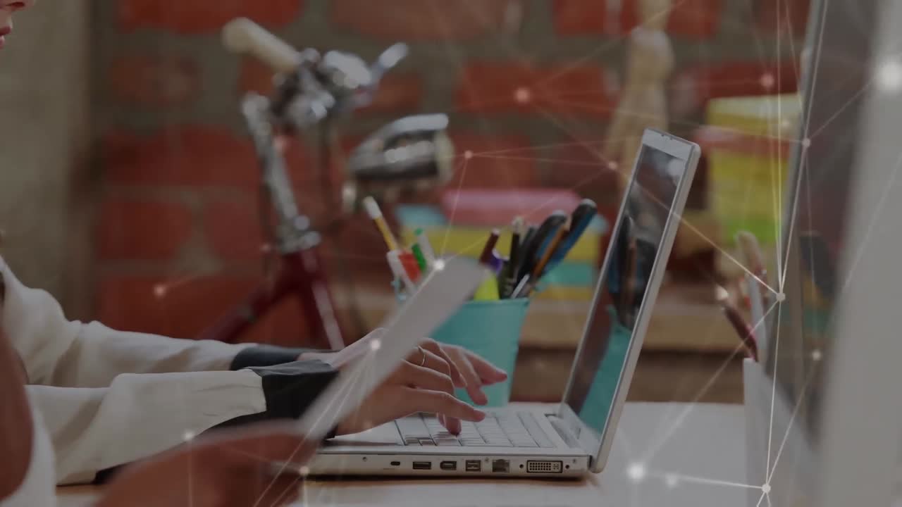 animación del procesamiento de datos sobre una mujer de negocios caucásica que usa una computadora portátil