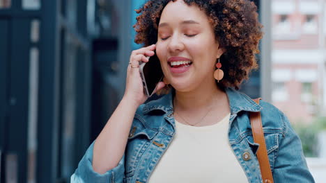 Woman,-phone-call-and-communication-in-city