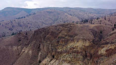 In-Drohnenaufnahmen-In-Der-Nähe-Des-Chache-Creek-Werden-Hoodoos-Am-Straßenrand-Zum-Leben-Erweckt