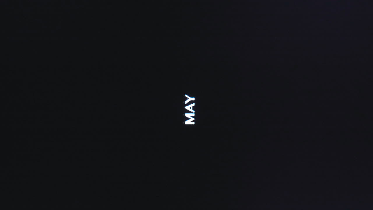 palabra vertical para el mes de mayo fallo y se extiende, sans serif mayúsculas