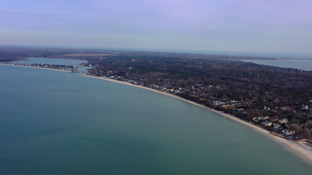 Una vista dall'alto sul fiume Peconic che guarda la spiaggia di Meschutt a Long Island, NY