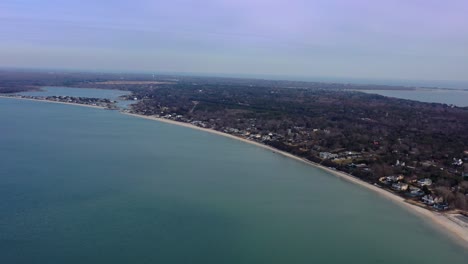 Una-Vista-De-ángulo-Alto-Sobre-El-Río-Peconic-Mirando-La-Playa-De-Meschutt-En-Long-Island,-Ny