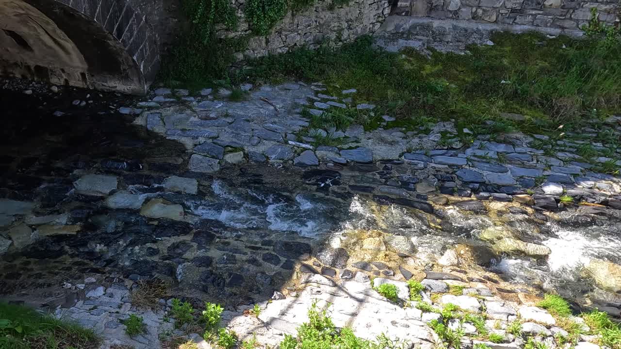 바렌나 의 돌 다리  에서 흐르는 물