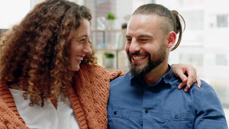 Pareja-Feliz-Dando-Un-Abrazo-De-Amor-En-Casa