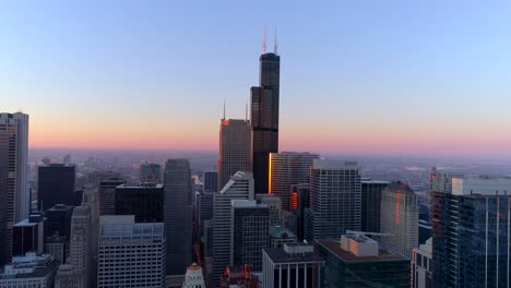 Luftaufnahme-Der-Skyline-Von-Chicago,-Illinois,-Willis-Tower-Bei-Sonnenaufgang,-Hubschrauberrundflug