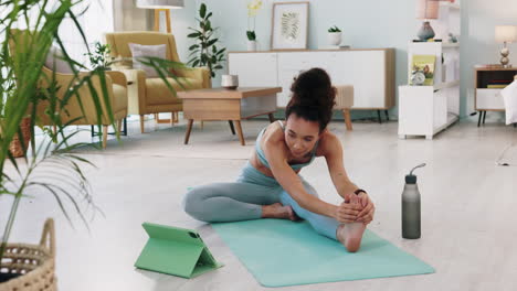 mujer, tableta y clase de yoga en vivo