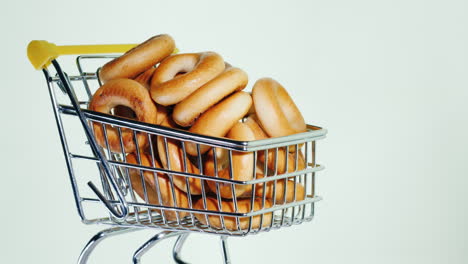 panecillos pequeños en un carrito de compras en video en miniatura 4k