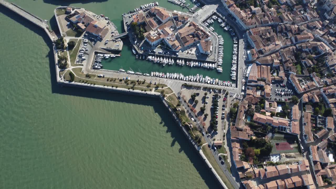 프랑스 생 마르탱 드 레의 멋진 항구, 드론 촬영