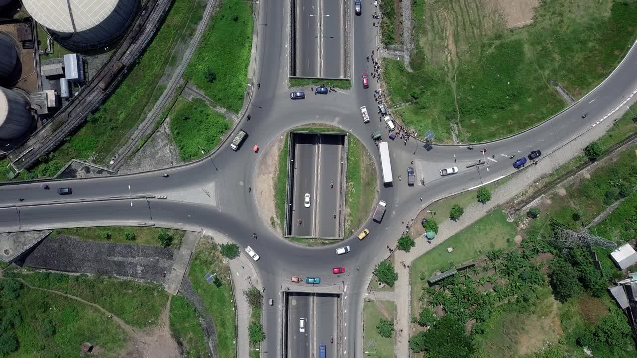 두알라, 카메룬, 아프리카의 로터리 육교 위의 조감도 - 하향식, 드론 샷