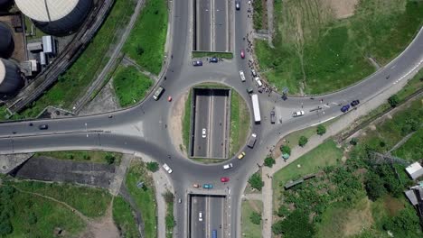 Vista-Aérea-Sobre-Un-Paso-Elevado-De-Rotonda-En-Douala,-Camerún,-áfrica---De-Arriba-Hacia-Abajo,-Disparo-De-Drones