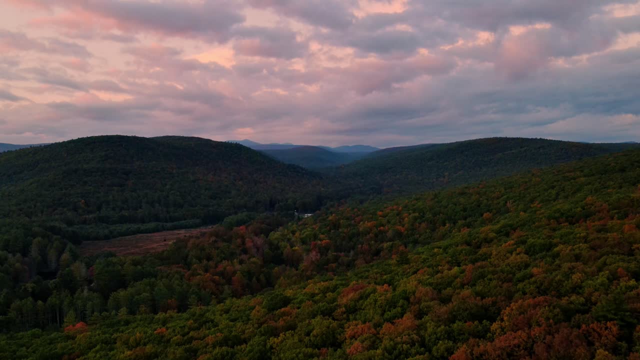 imágenes de video de drones aéreos de la puesta de sol en las hermosas montañas apalaches a principios de otoño, octubre