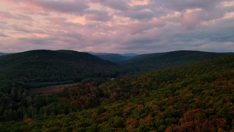 Imágenes-De-Video-De-Drones-Aéreos-De-La-Puesta-De-Sol-En-Las-Hermosas-Montañas-Apalaches-A-Principios-De-Otoño,-Octubre