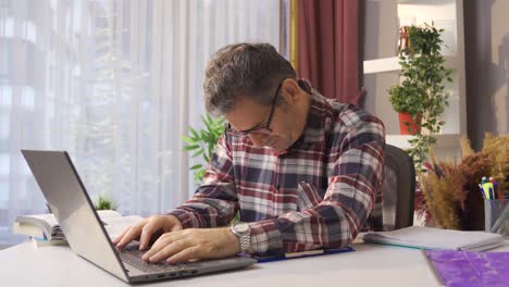 hombre cansado durmiendo en la oficina. trastorno del sueño.