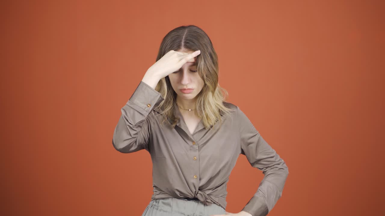 una mujer joven con migraña está experimentando dolor.