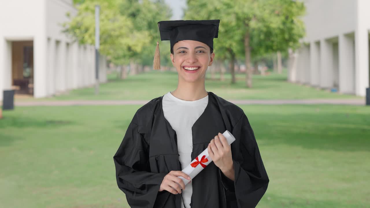 retrato de una feliz chica india graduada de la universidad