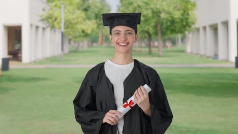 Porträt-Eines-Glücklichen-Indischen-Hochschulabsolventenmädchens