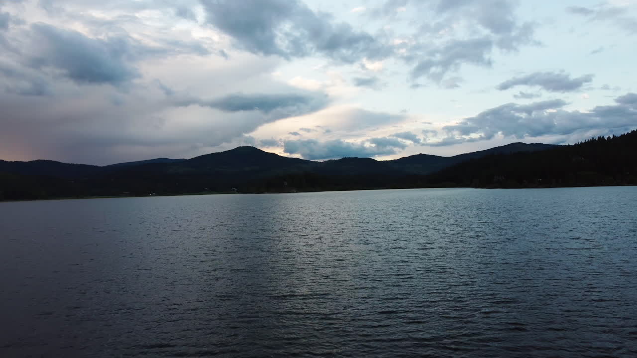 Vista aerea del tramonto dal lago con le creste sullo sfondo