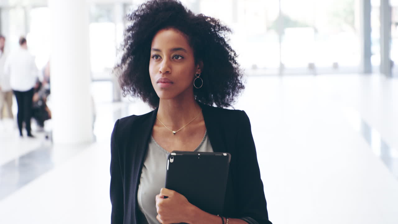 una joven mujer de negocios segura de sí misma con un