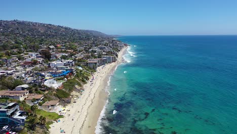 Die-Küste-Des-Laguna-Beach-Ist-Im-Sommer-Ein-Wunderschöner-Ort