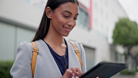 tablet, mujer de negocios y consultora en la ciudad