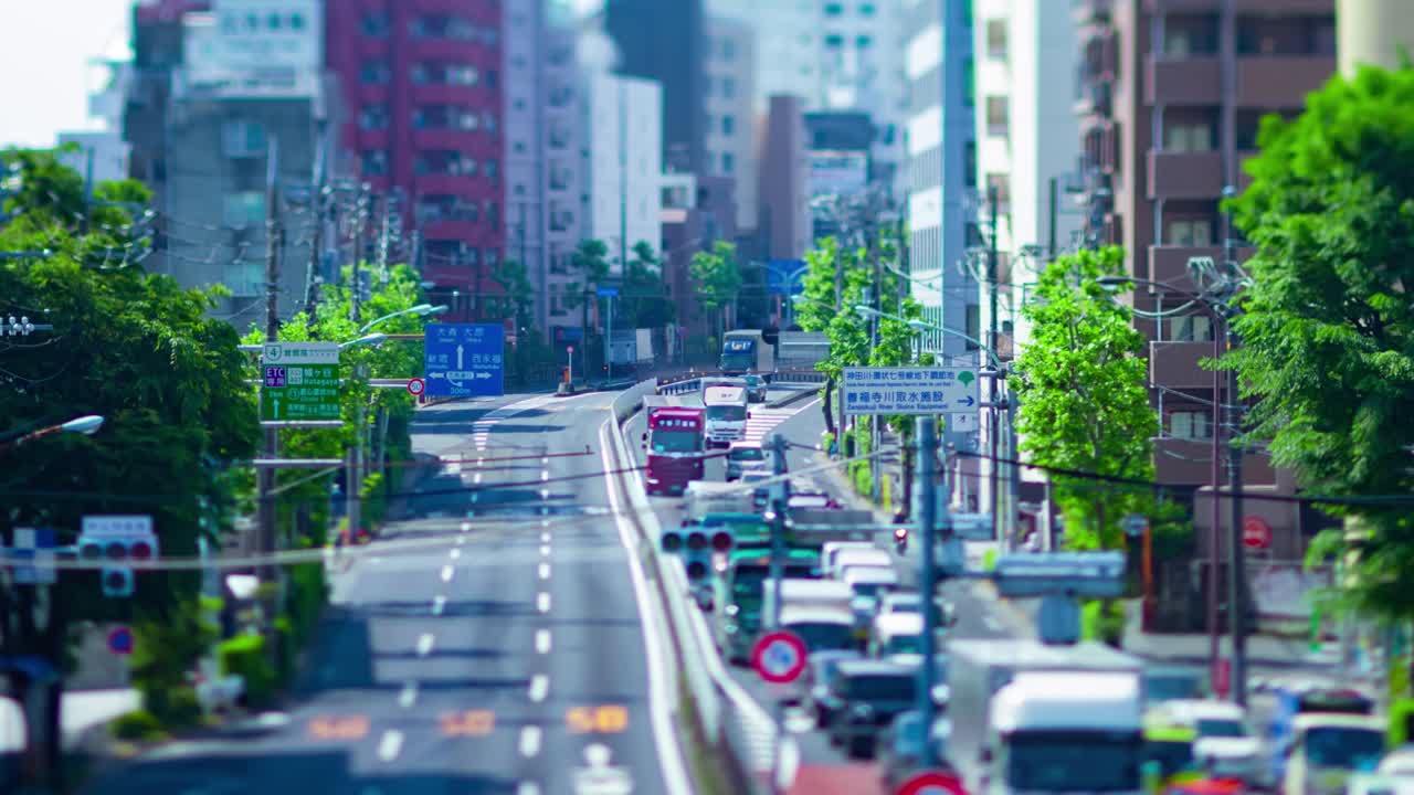 도쿄의 도시 거리에서 미니어처 교통체증의 타임스