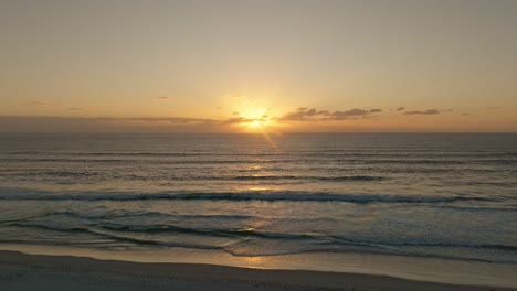 Drohnenaufnahme-Des-Wunderschönen-Strandes-Noordhoek-Bei-Sonnenuntergang-In-Der-Nähe-Von-Kapstadt