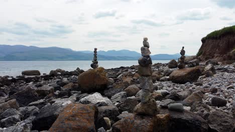 espiritualidad equilibrada meditación guijarros apilados en alienígena cordillera rocosa playa costa cerca de la órbita derecha