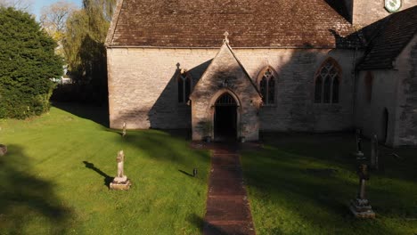 toma aérea de drones de la iglesia de butleigh cerca de glastonbury, somerset