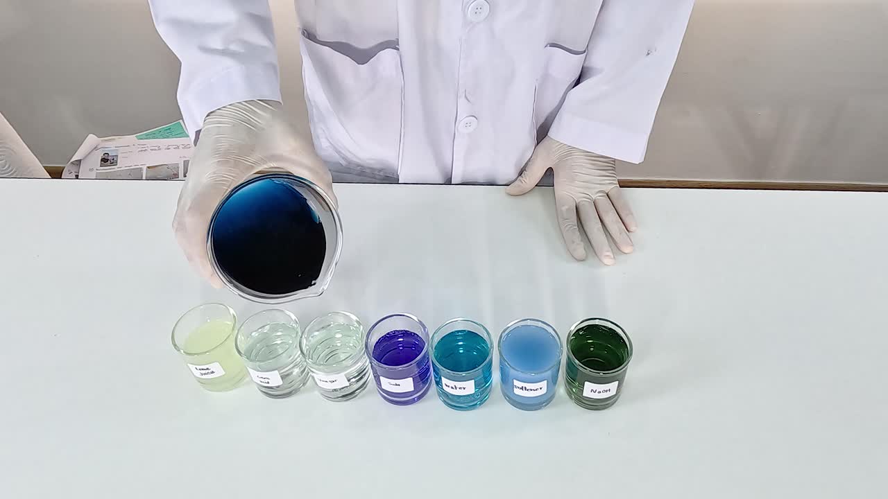 el científico vierte líquido, los colores cambian en secuencia