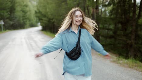 mujer feliz caminando por el camino en el bosque, emocionada, emocional