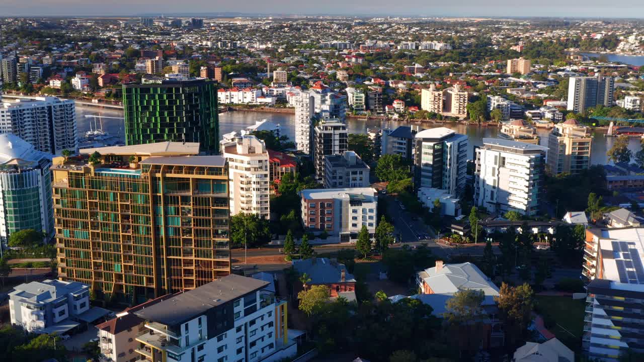 Apartamentos e Torres de Edifícios Contemporâneos em Kangaroo Point, Subúrbios do Sul de Queensland, Austrália