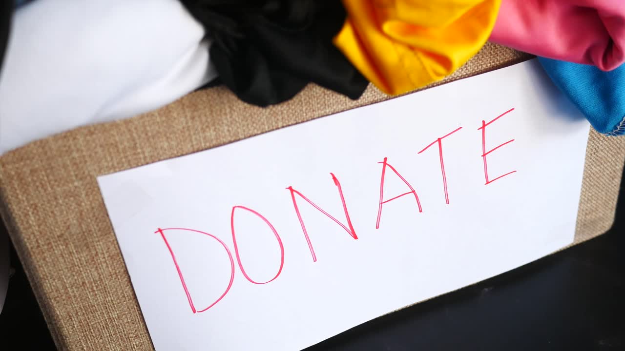 caja de donación llena de ropa