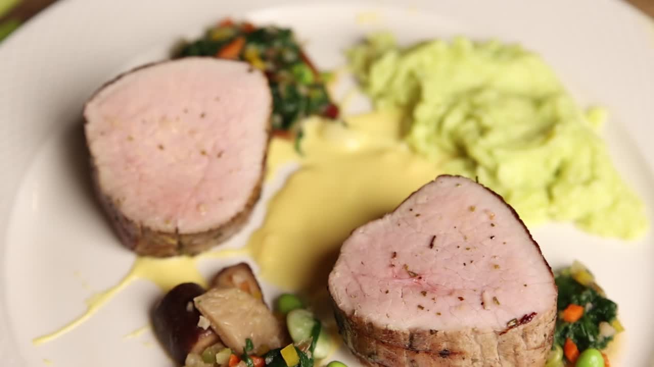 Gourmetmåltid med svinemørbrad, kartoffelmos og grøntsager