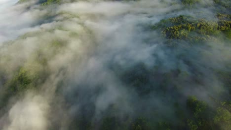 Niebla-Ascendente-Formándose-En-La-Exuberante-Selva-Tropical-De-La-Provincia-Tropical-De-Guanacaste,-Costa-Rica,-Antena