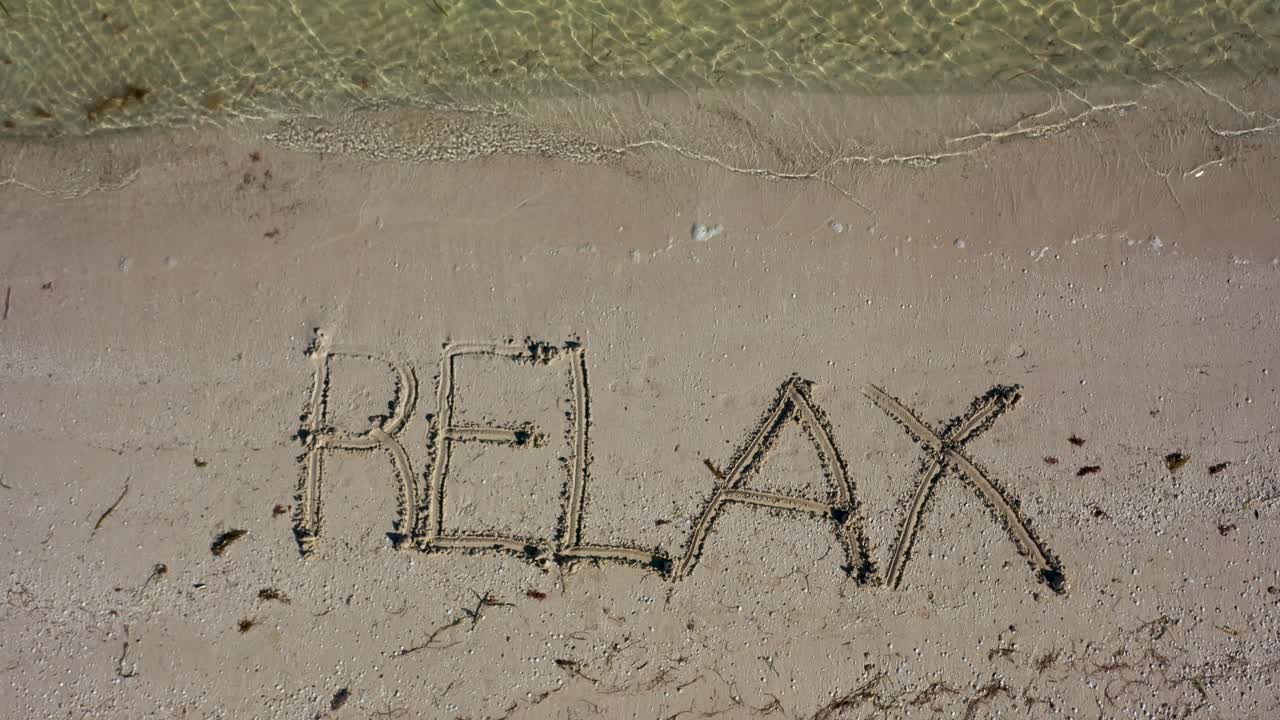 비스듬히 모래에 쓰여진 긴장을 풀고 항공 카메라가 올라갈수록 작아집니다.