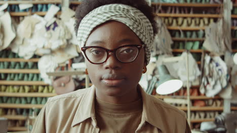 retrato de una mujer afroamericana en un taller de zapatero