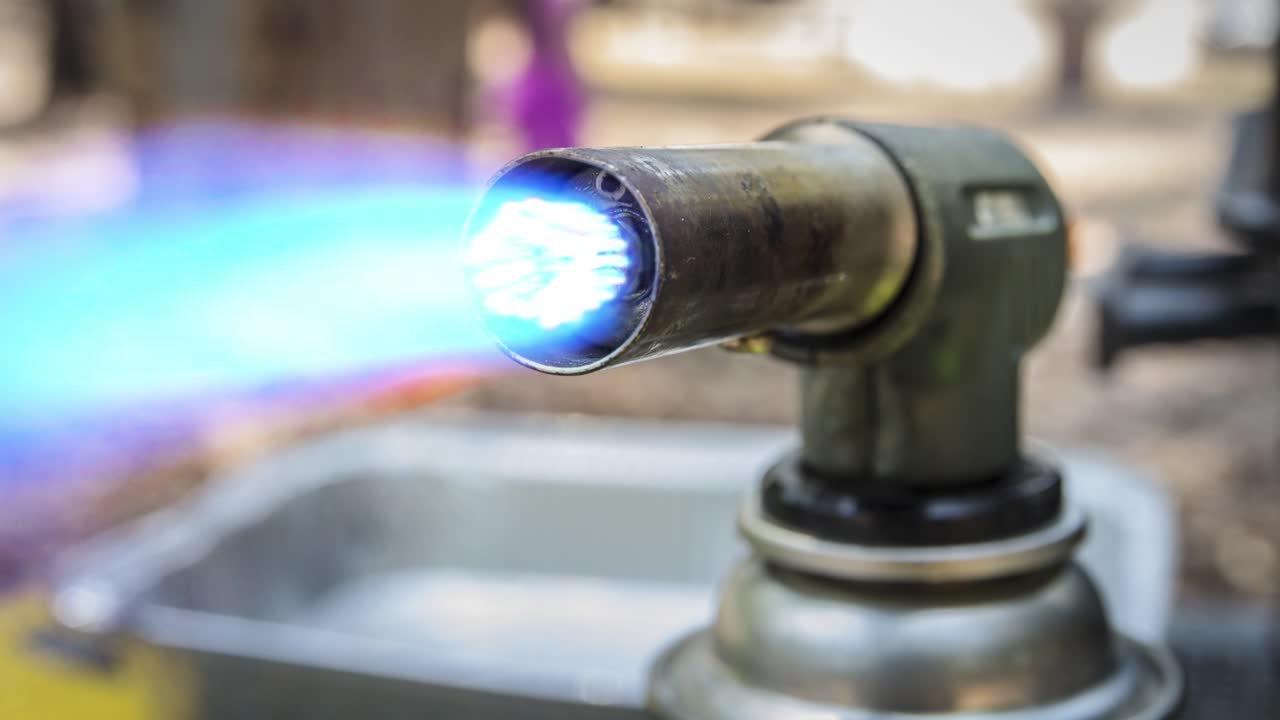 수동 가스 연소기 에서 터지는 파란색 불 의 영화